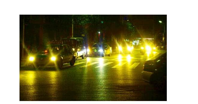 夜晚開(kāi)車，小心穿了隱身衣的黑衣女子，會(huì)吃人！
